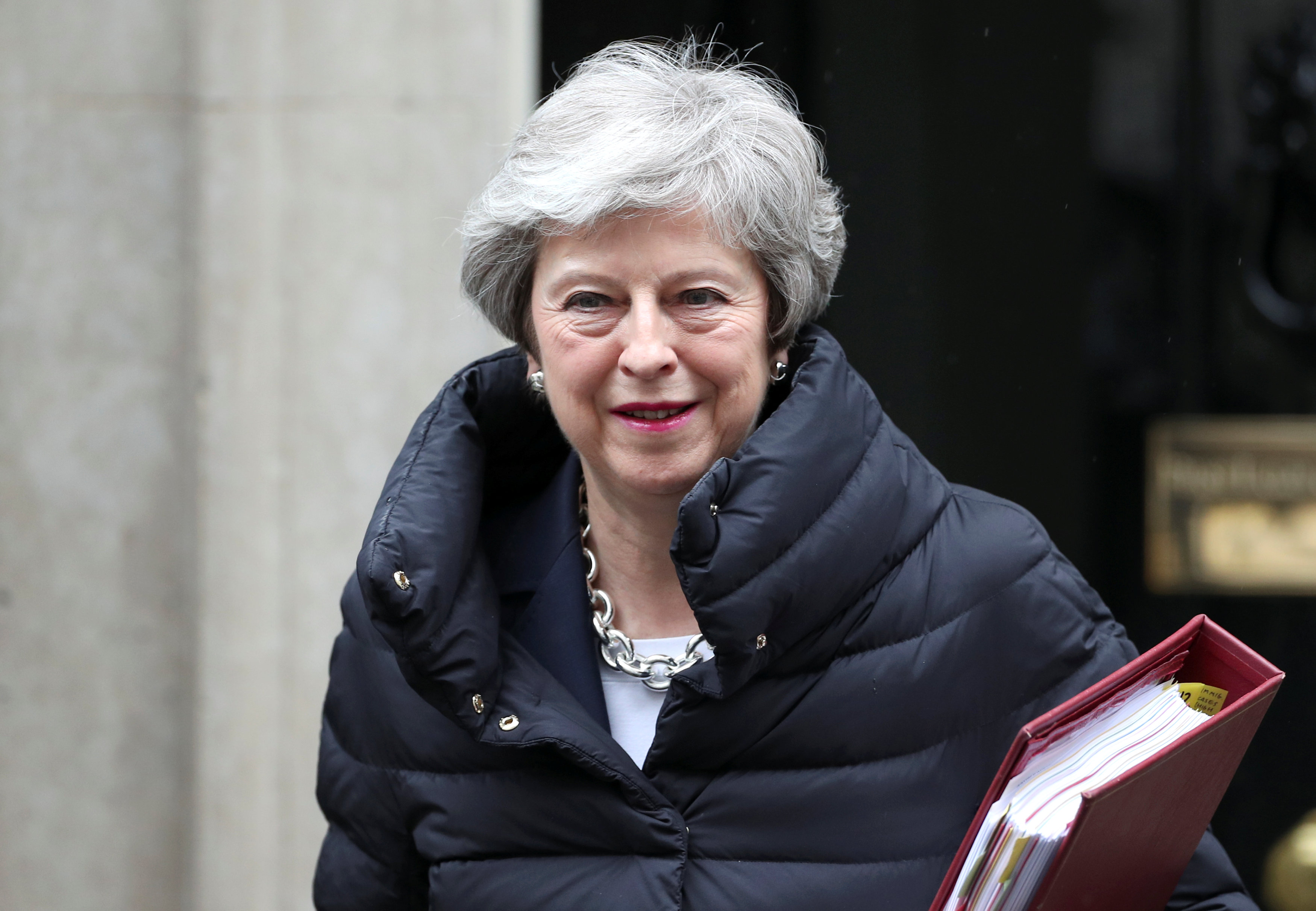 Theresa May trata de resolver el brexit entre crecientes presiones para que dimita