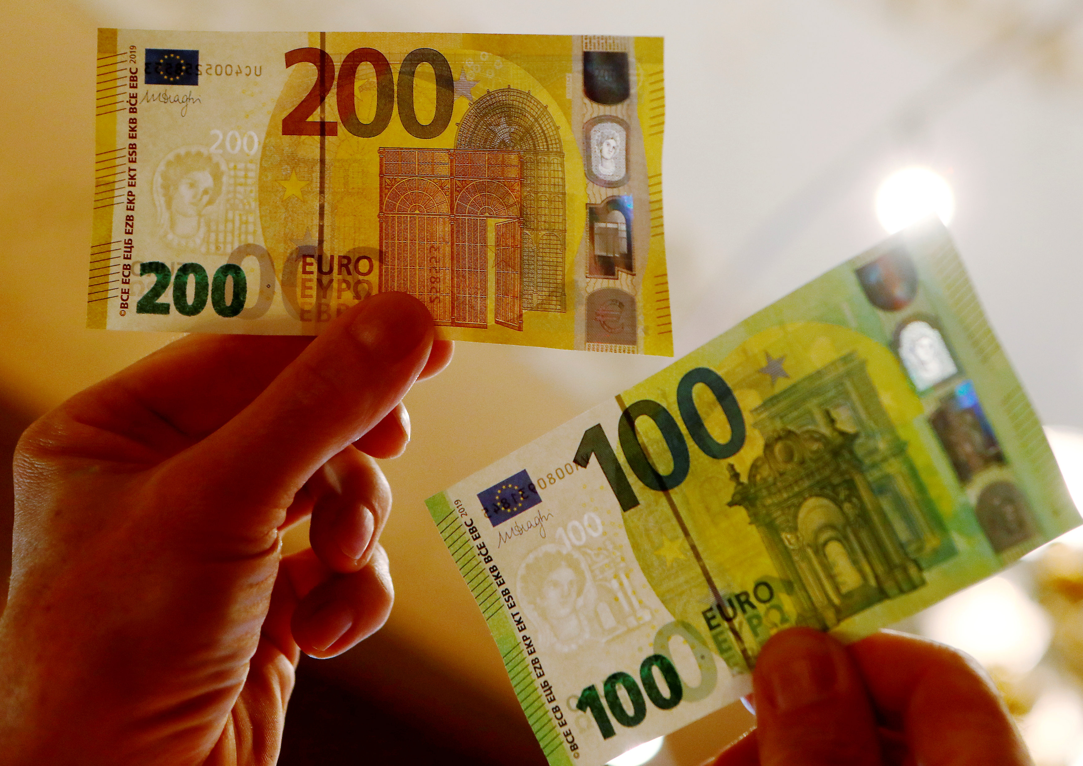 Más prácticos y seguros, así son los nuevos billetes de 100 y 200 euros (Fotos)