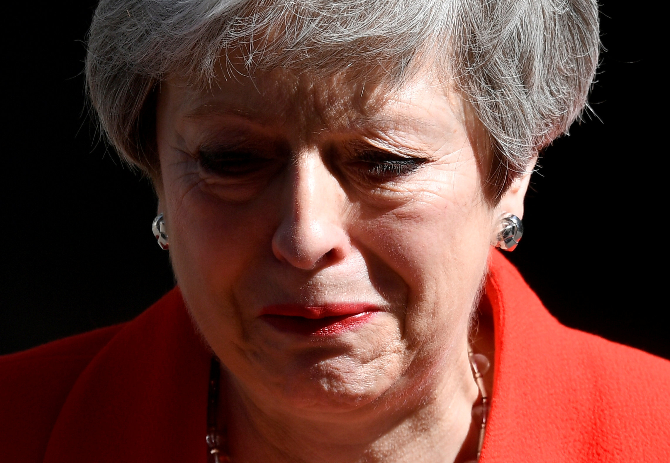 Theresa May rompe en llanto durante su discurso de dimisión (VIDEO)