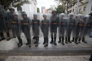 Volantes, calcomanías y afiches: El plan del comandante de la GN venezolana para que la gente denuncie abusos
