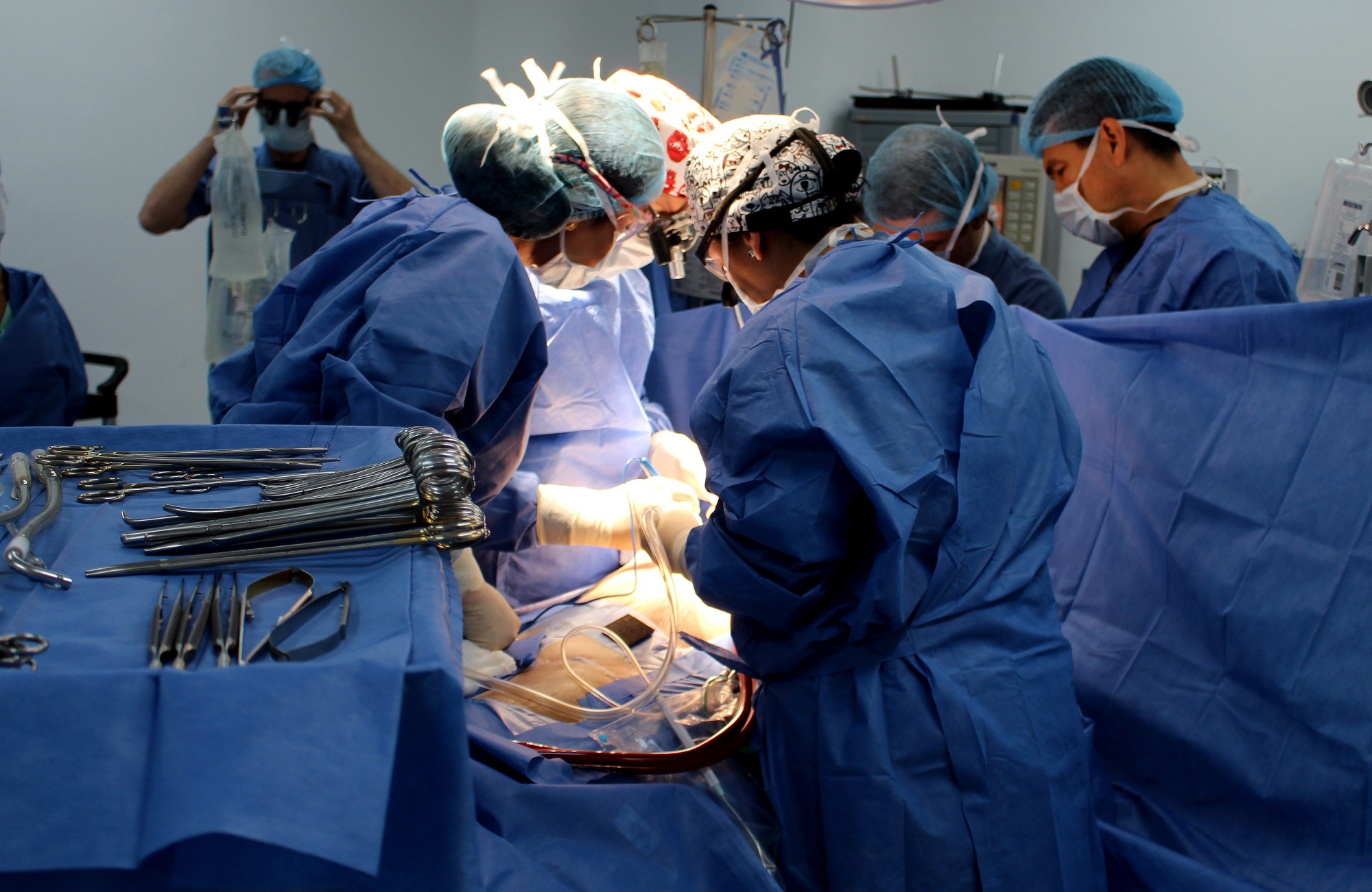 Logran implantar un corazón artificial a una niña de diez años