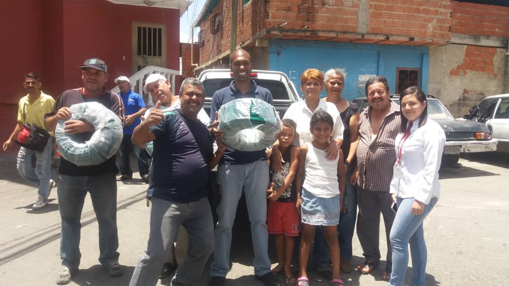 Lógica chavista: Regalan mangueras en Caricuao en zonas donde no llega el agua (FOTOS)
