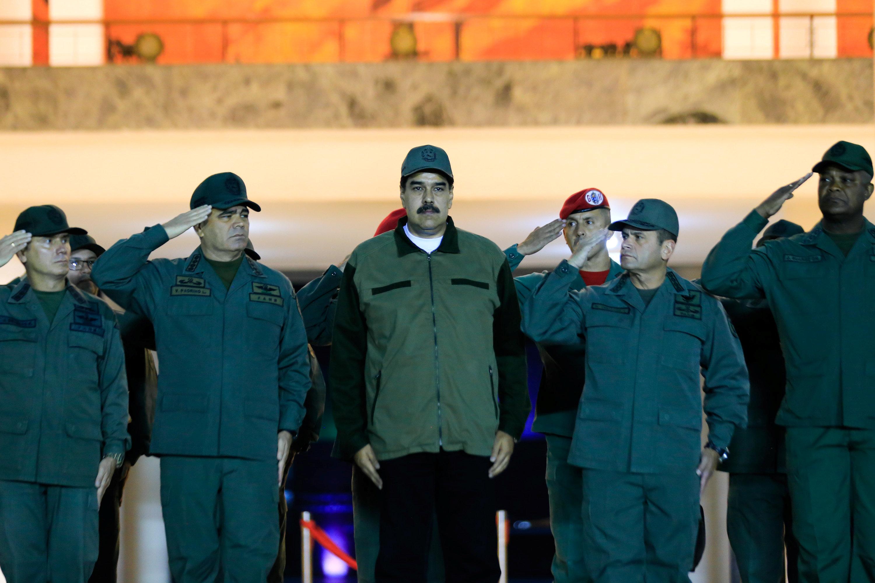 Los militares que mantuvieron al chavismo en el poder van dejando solo a Nicolás Maduro