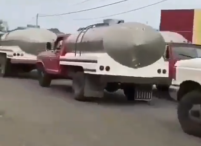 ¡El colmo! Cisterna de agua remolcó a dos camiones lecheros sin gasolina en Zulia (Video)