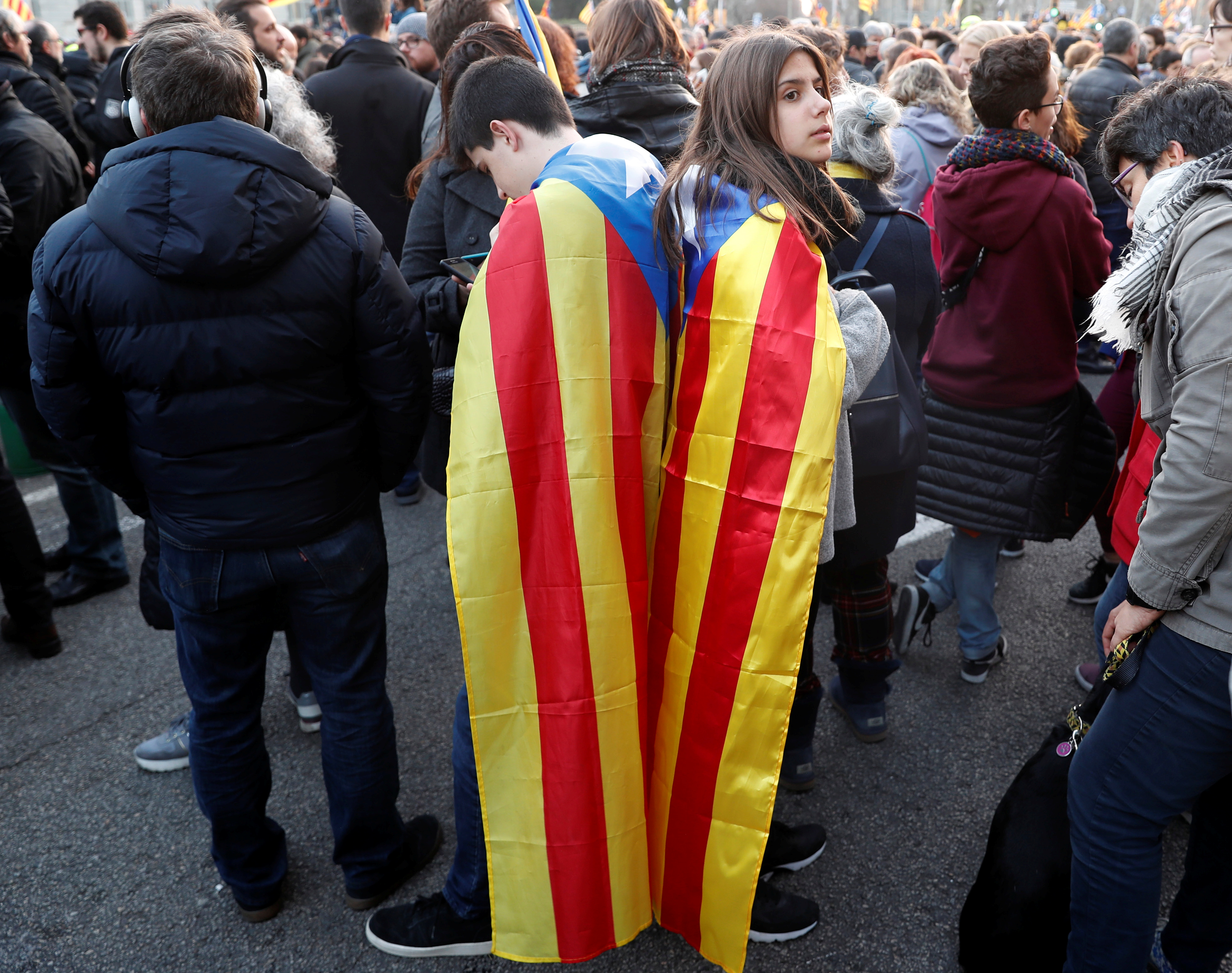 Catalanes que rechazan la independencia superan a partidarios por primera vez desde 2017