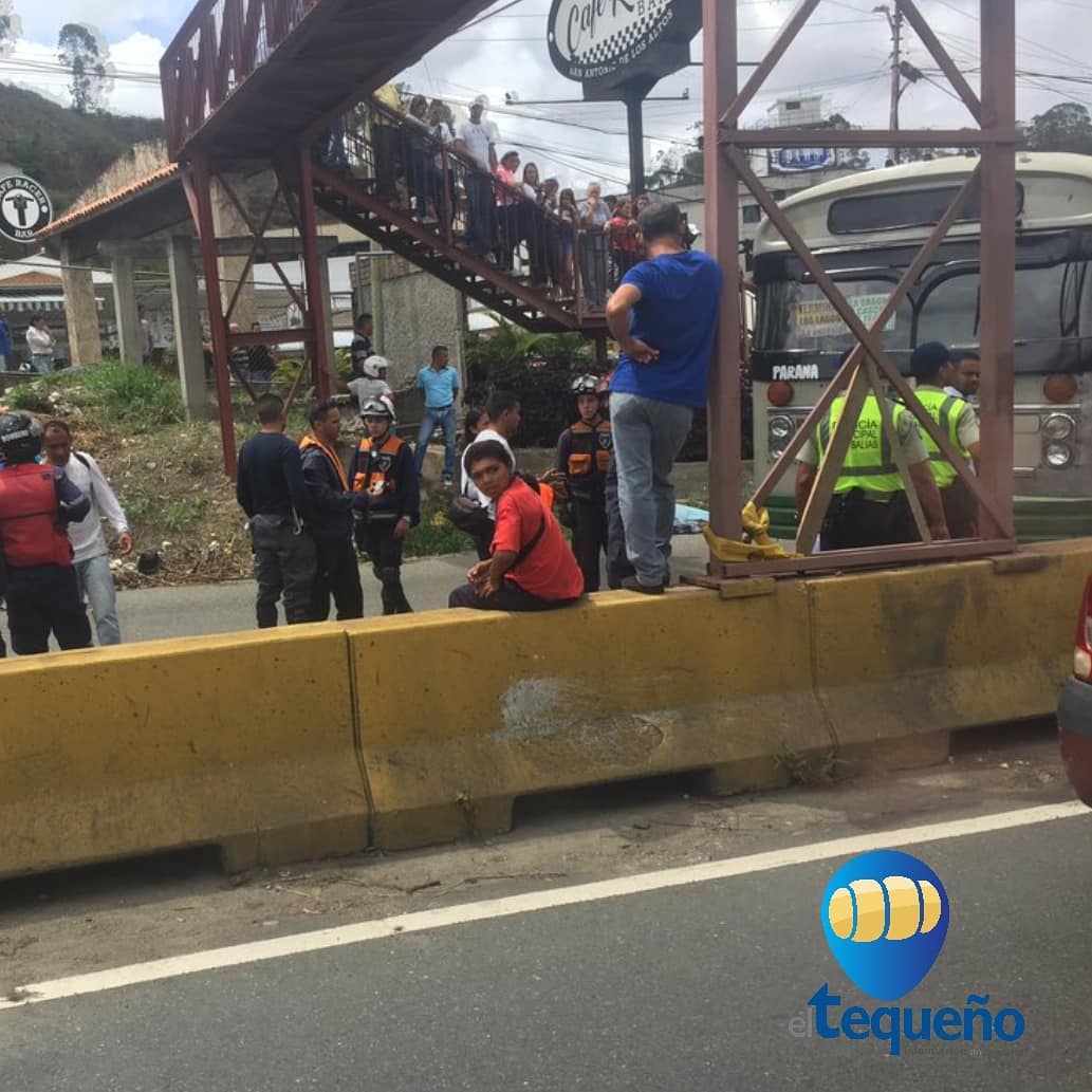 Joven que vendía chucherías murió al caer accidentalmente de un autobús en Los Teques (Fotos)