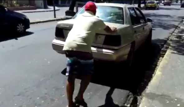 Empujados llegan los carros a las estaciones de servicio ante la escasez de gasolina (VIDEOS)