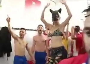 ¡Escándalo en España! Celebraron el ascenso con una stripper en el vestuario