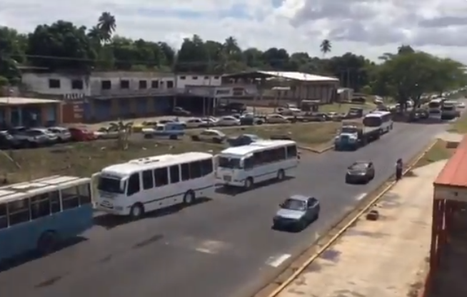 Transportista de Bolívar duermen en estaciones de servicio #24May (video)