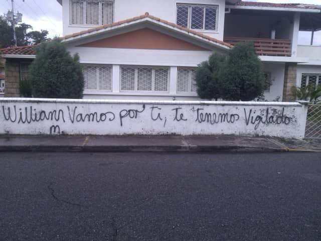 Diputados ahora son amenazados con pintas en las paredes de sus casas (FOTOS)