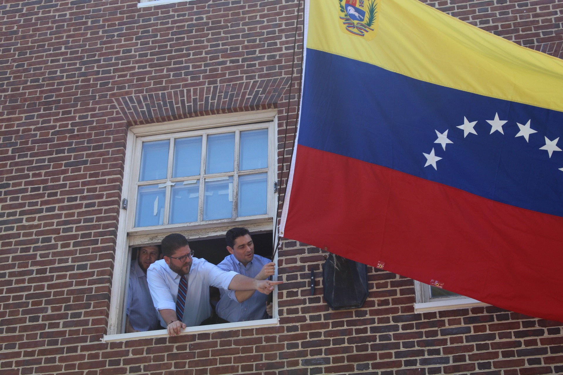 Carlos Vecchio tomó el control de la embajada venezolana en EEUU