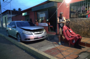 Foto: Barbero zuliano improvisa con la corriente de su carro para atender a sus clientes