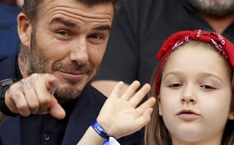 El polémico beso de David Beckham y su hija Harper (FOTO)