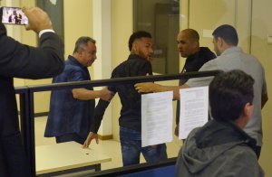 Neymar llega a la comisaría para declarar por supuesto delito cibernético