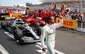 Las MEJORES FOTOS del paseíto de Lewis Hamilton por Le Castellet
