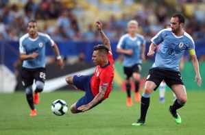 Cavani aseguró el liderato del grupo de Uruguay tras trabado partido ante Chile