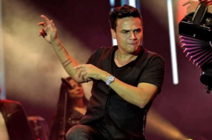 VIDEO: Silvestre Dangond sufrió tremenda caída durante su concierto