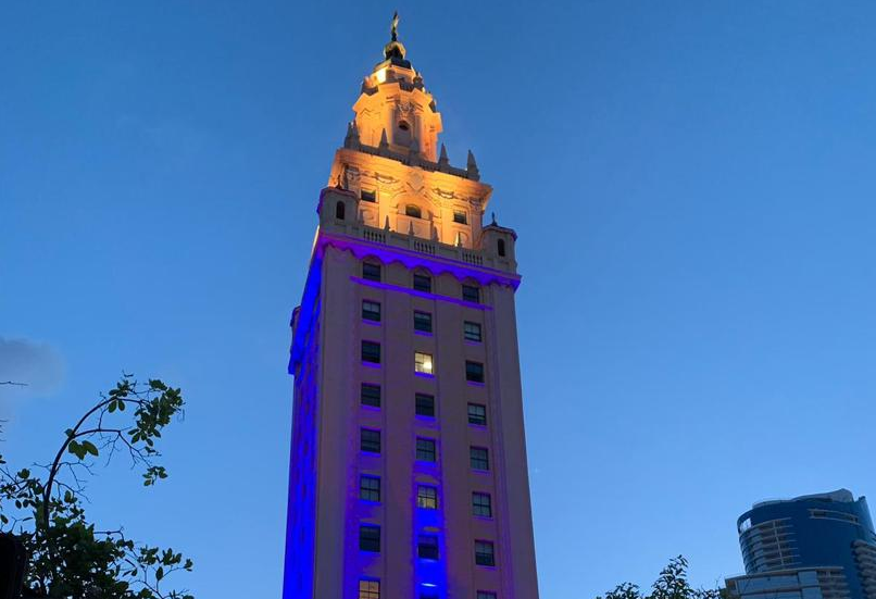 LA FOTO: Torre de la Libertad en Miami homenajea a los periodistas venezolanos en su día