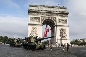 En imágenes: Así se celebra el Día de la Toma de la Bastilla en Francia