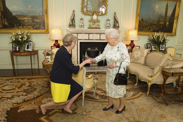La divertida anécdota de Theresa May sobre la reina Isabel II y “el queso que cayó al suelo” (VIDEO)