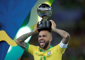 Dani Alves se lleva el premio al mejor jugador de la Copa América