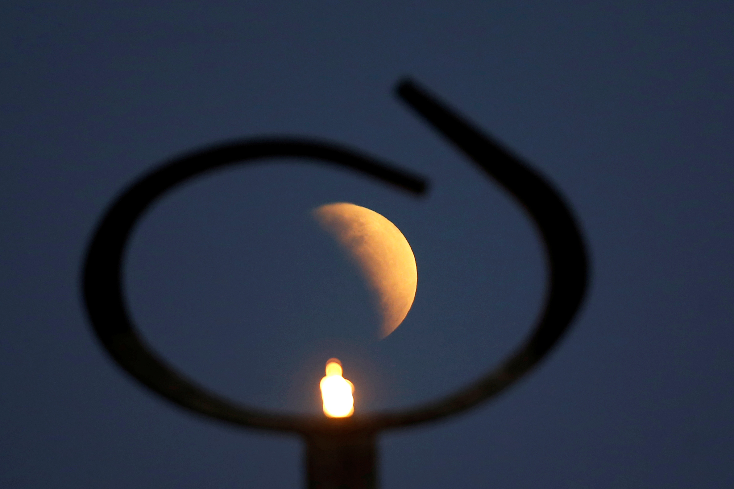 EN FOTOS: El hermoso desarrollo del eclipse parcial de la Luna del #16Jul