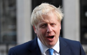 Trump dice que tuvo primera llamada con el “gran” primer ministro británico Johnson