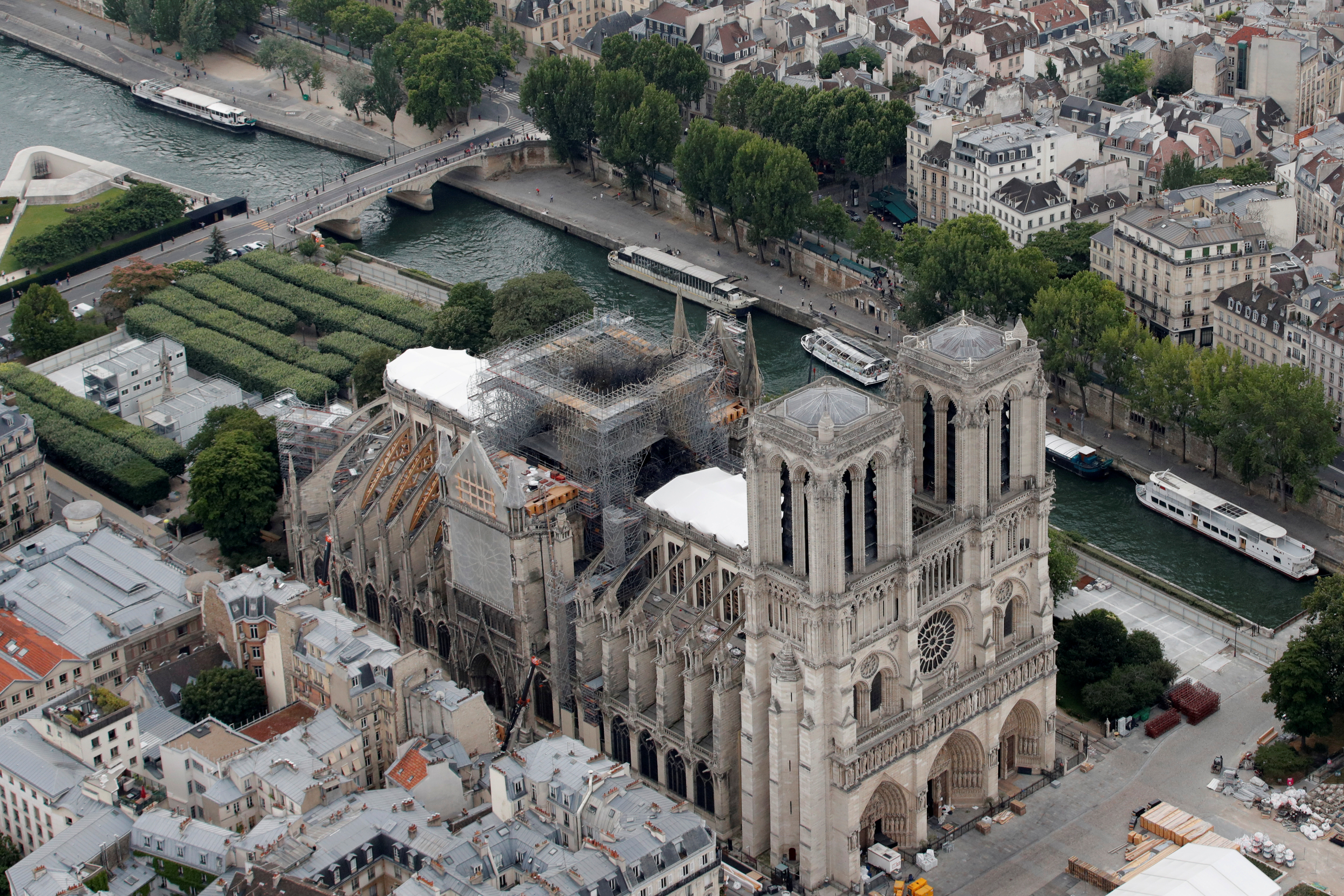 Ola de calor amenaza catedral de Notre Dame tras arrasador incendio