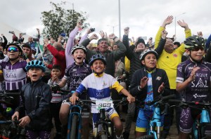 Cientos de personas festejan en pueblo de colombiano Bernal posible título del Tour de Francia
