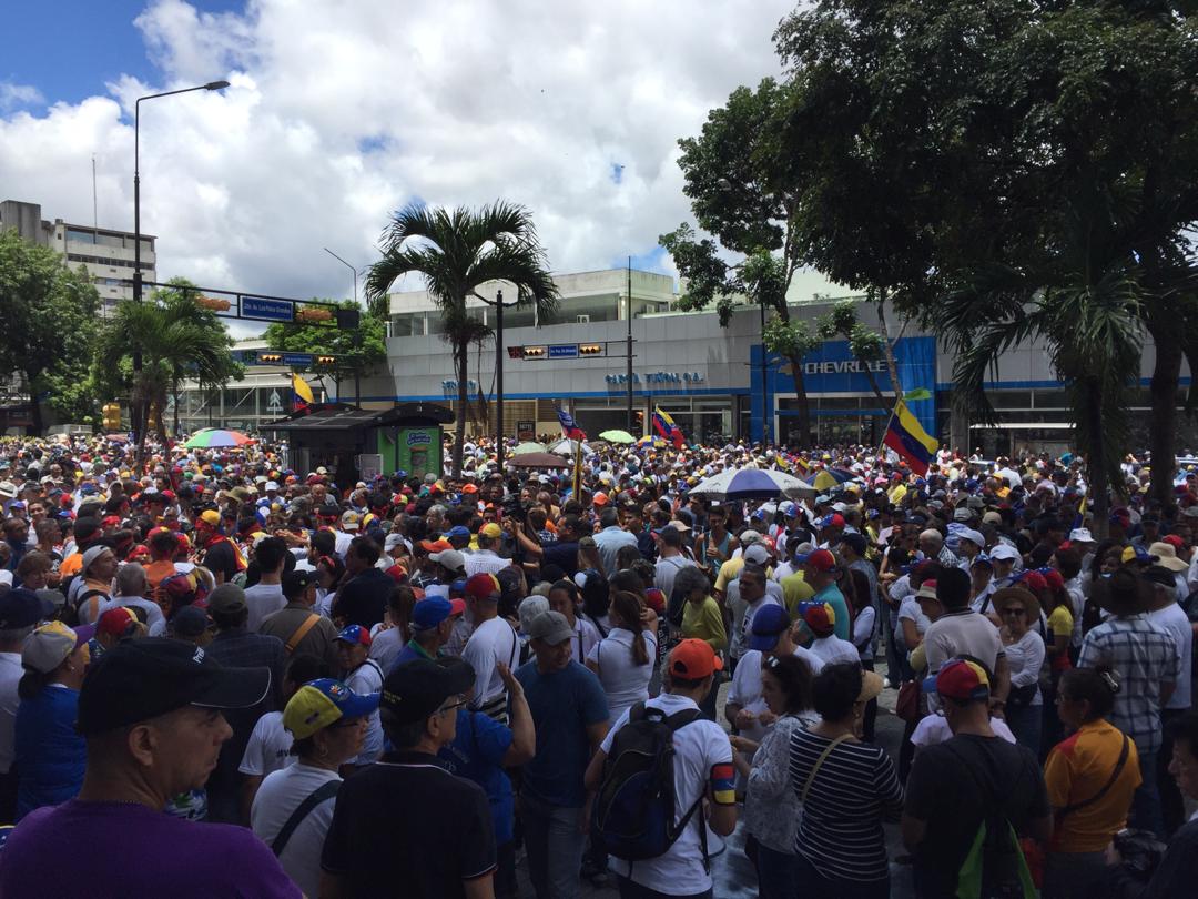 Venezolanos abarrotan la sede del Pnud y esperan a Guaidó para marchar al Dgcim #5Jul (FOTOS)