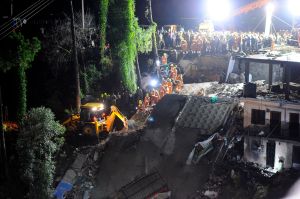Suben a 12 muertos y 30 heridos las víctimas del derrumbe de un edificio en India