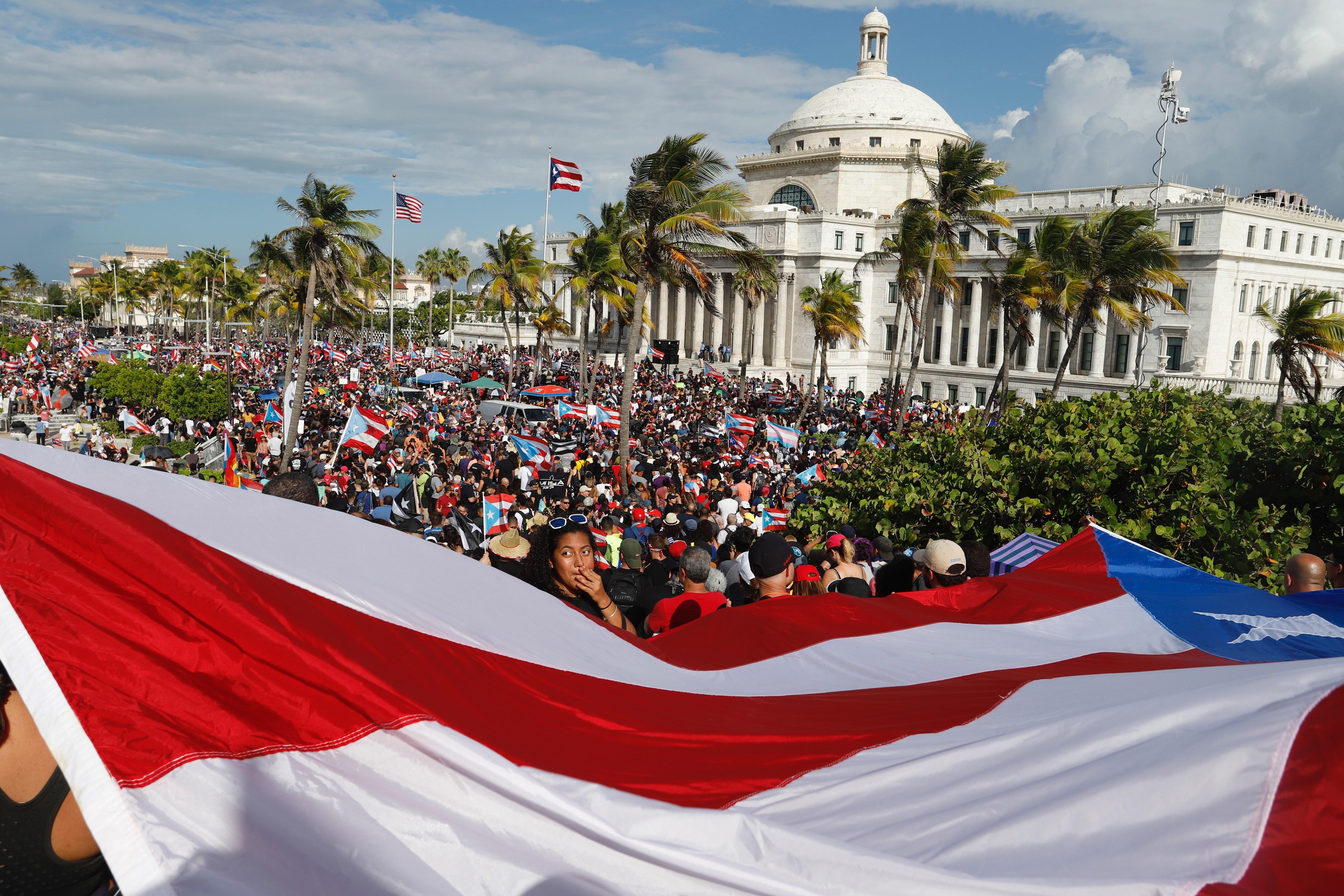 Puertorriqueños celebran la dimisión de Rosselló pero dudan de su sucesora