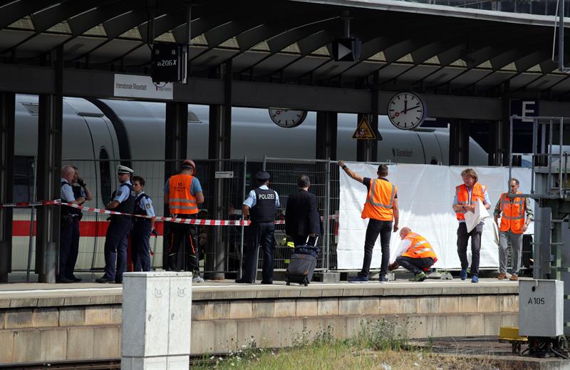 Muere niño de ocho años tras ser arrojado a una vía y atropellado por un tren en Alemania