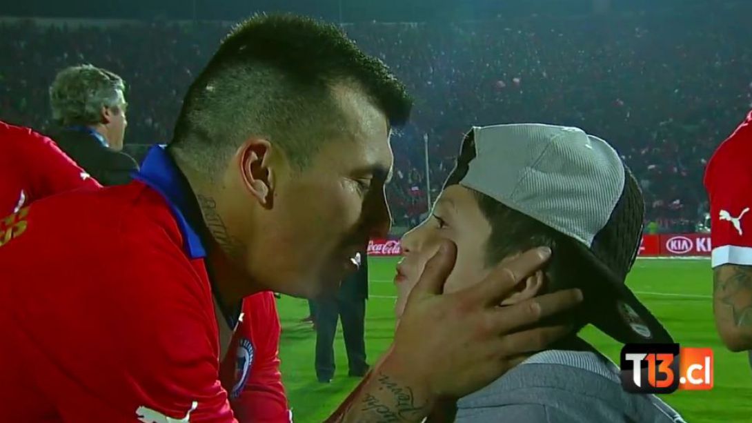 VIDEO: El INTENSO BESO de Gary Medel a su hijo que alborotó a todos