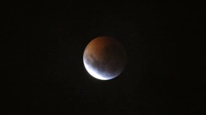 La Luna celebra los 50 años del Apolo 11 con un eclipse parcial