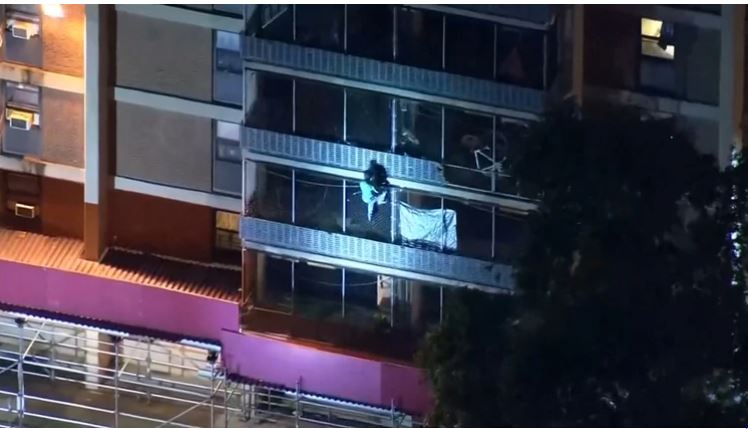 ¿Usó telaraña? Hombre escapó de un edificio en llamas como “Spider-Man” (VIDEO)