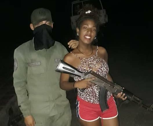 Por lacio detuvieron a sargento de la GNB al prestar su fusil (+Mujer +Foto en Facebook)
