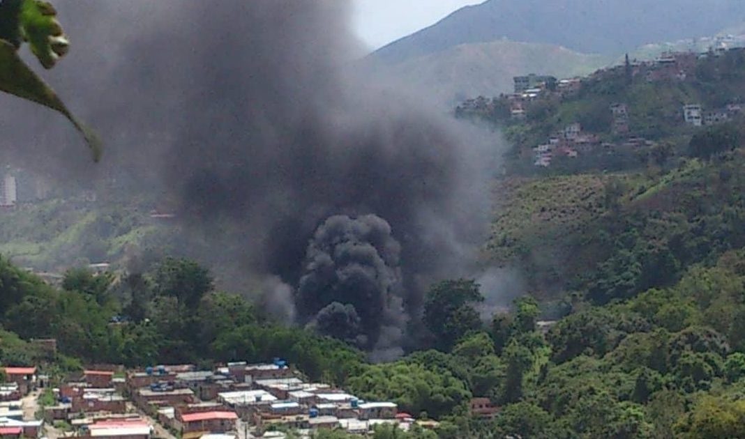 Bomberos de Miranda combatieron fuerte incendio en galpón de plataneras en Los Teques #14Jul