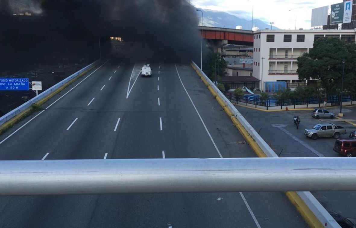 Reportan incendio en estacionamiento adyacente al Distribuidor La Araña (Fotos y Video)