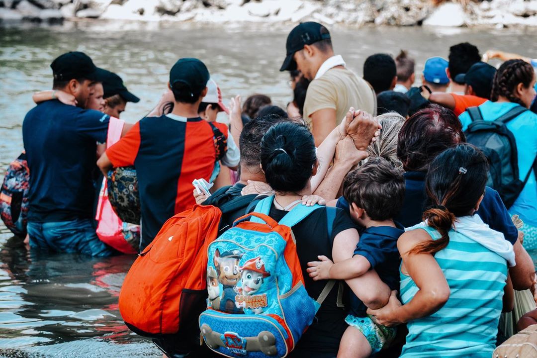 Venezolanos cruzan el caudaloso Río Bravo para huir de Maduro y llegar a EEUU (Fotos)