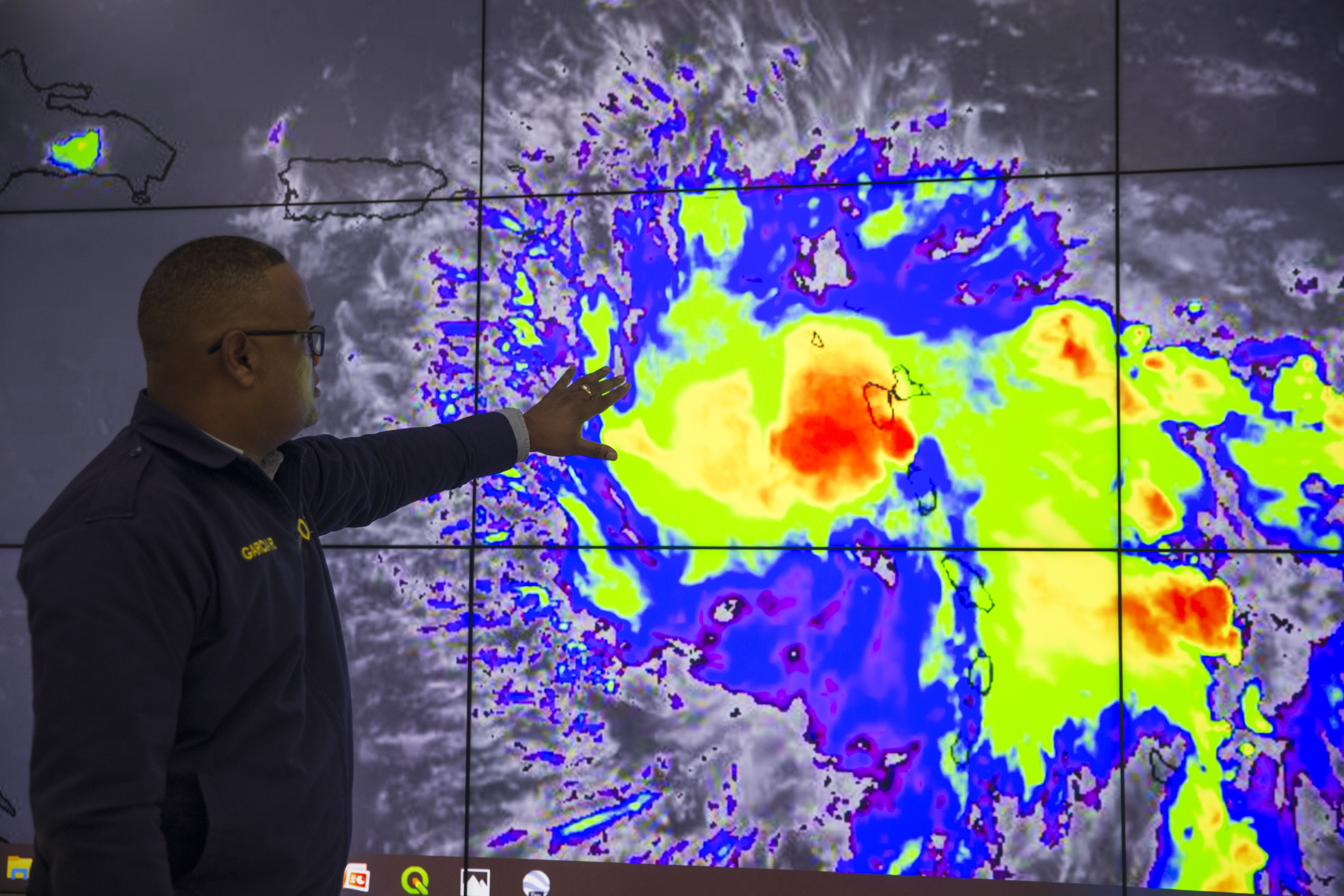 Tormenta Dorian gana fuerza y podría llegar a huracán mientras se acerca a Puerto Rico