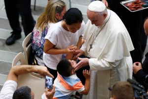 El Papa pide una Iglesia “sin fronteras”, solidaria y atenta a los problemas