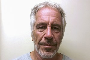 El caso Epstein se enreda tras cambio de director y suspensión de guardias de la prisión