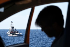 La Fiscalía italiana investiga si una ONG cobró por transbordar inmigrantes