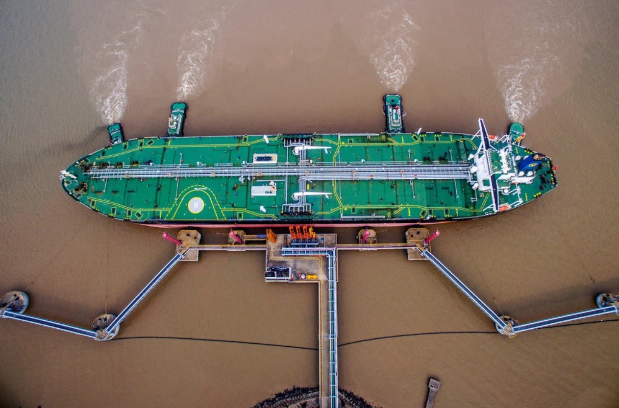 Millones de barriles de crudo iraní se encuentran en puertos chinos. Podrían desatar más tensiones entre EEUU y China