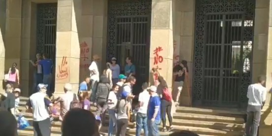 EN VIDEO: Universitarios limpian fachadas de la ULA pintadas por seguidores del régimen