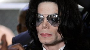 Subastan los calcetines con los que Michael Jackson hizo su primera “caminata lunar”