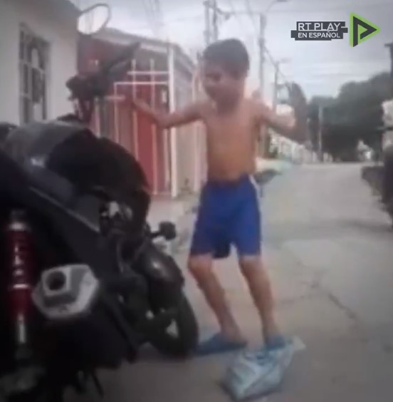 Lo lleva en la sangre: Un niño baila al son de la alarma antirrobo de una moto y se hace viral (Video)