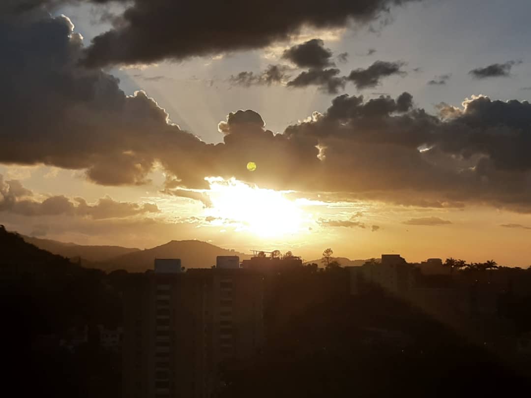 ¡APOTEÓSICO! El hermoso atardecer del viernes #9Ago te dejará sorprendido (FOTOS)