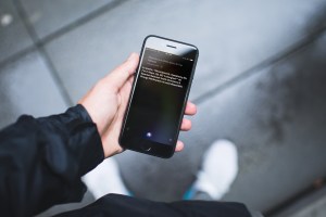 Apple dejará de escuchar temporalmente conversaciones de usuarios con Siri